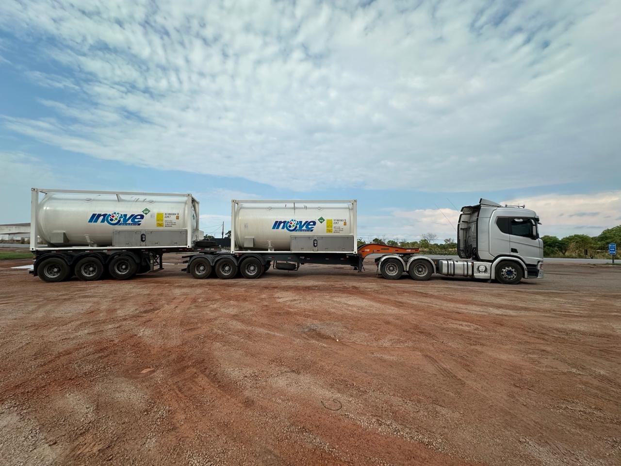 Caminhão Inove Oxigênio entregando cilindros de gases medicinais e industriais em Mato Grosso