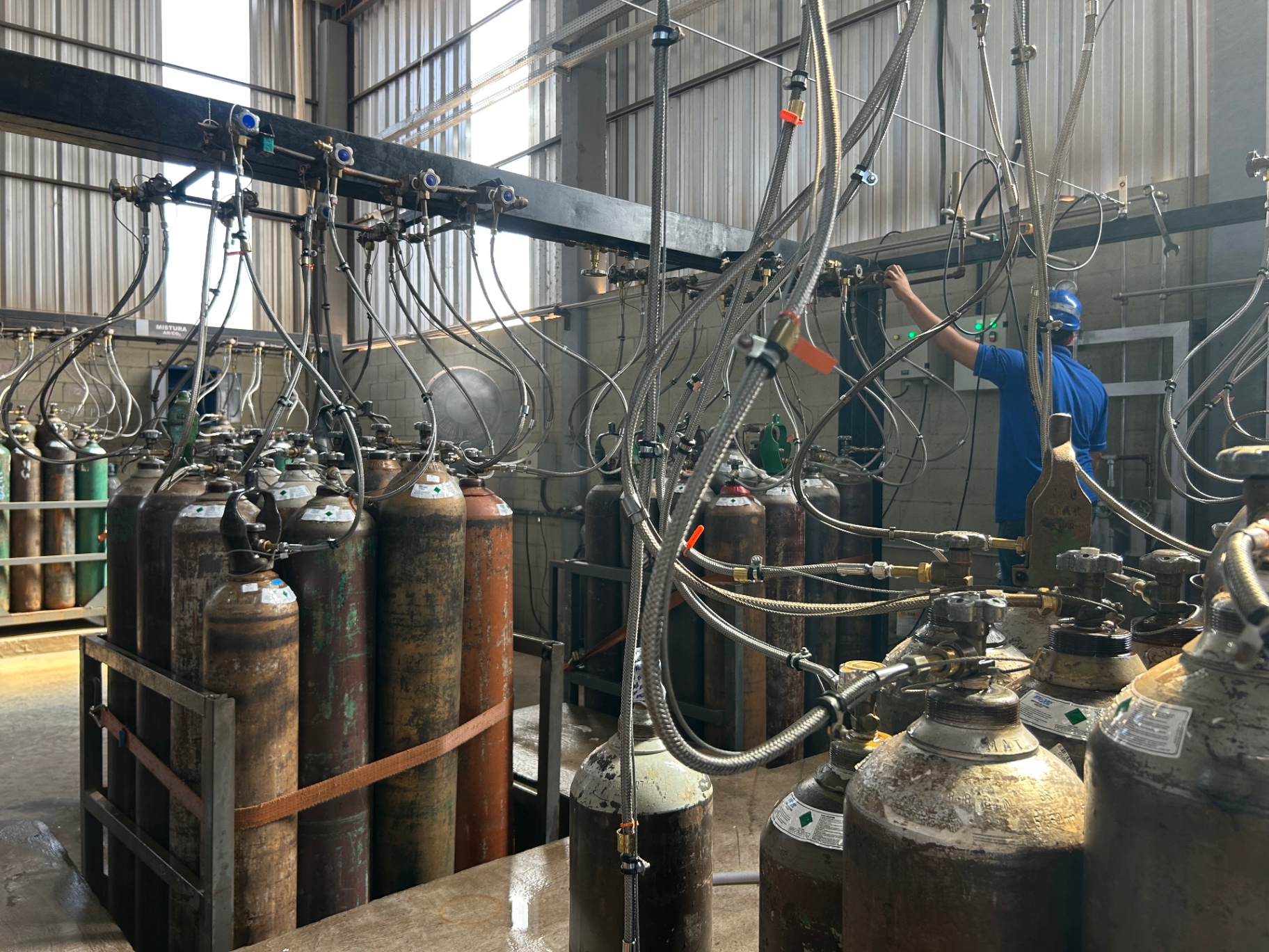 Operação de envase e mistura de gases industriais na Inove
